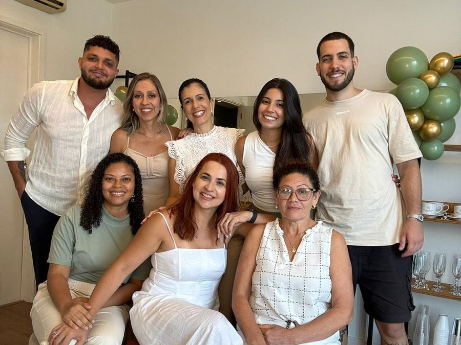 A equipe do Instituto reunida, oito profissionais